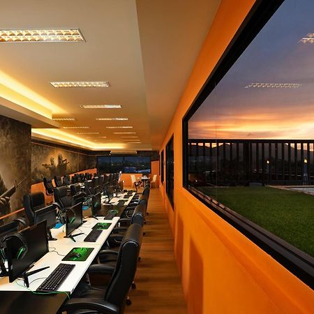 Gamers Paradise Hotel Csalong Kültér fotó