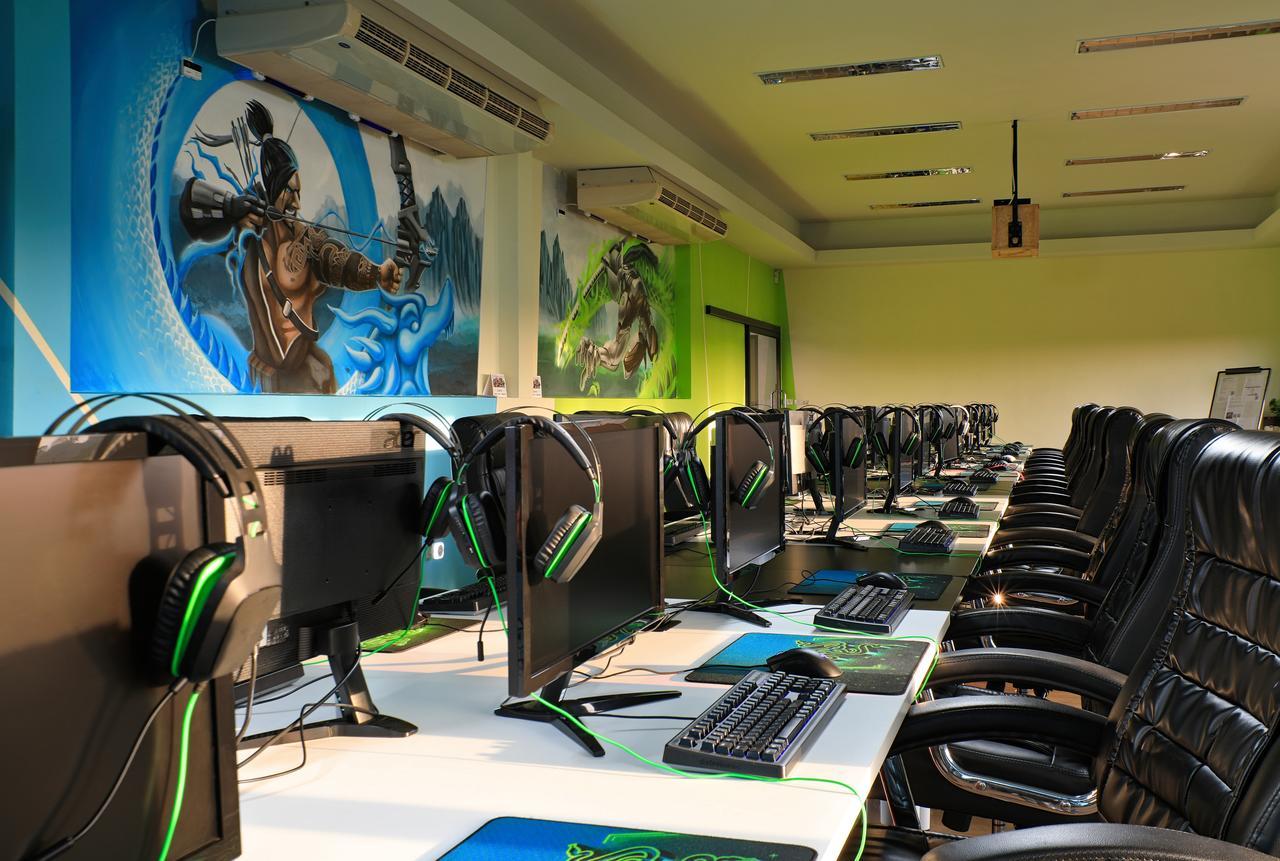 Gamers Paradise Hotel Csalong Kültér fotó