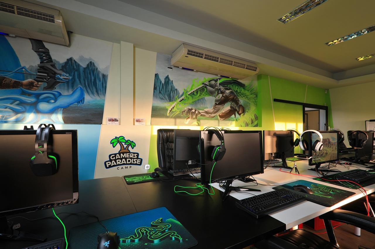 Gamers Paradise Hotel Csalong Kültér fotó