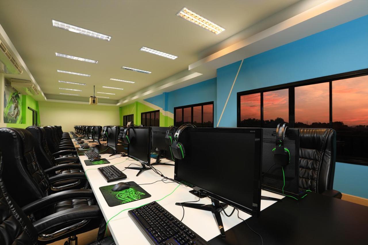 Gamers Paradise Hotel Csalong Kültér fotó